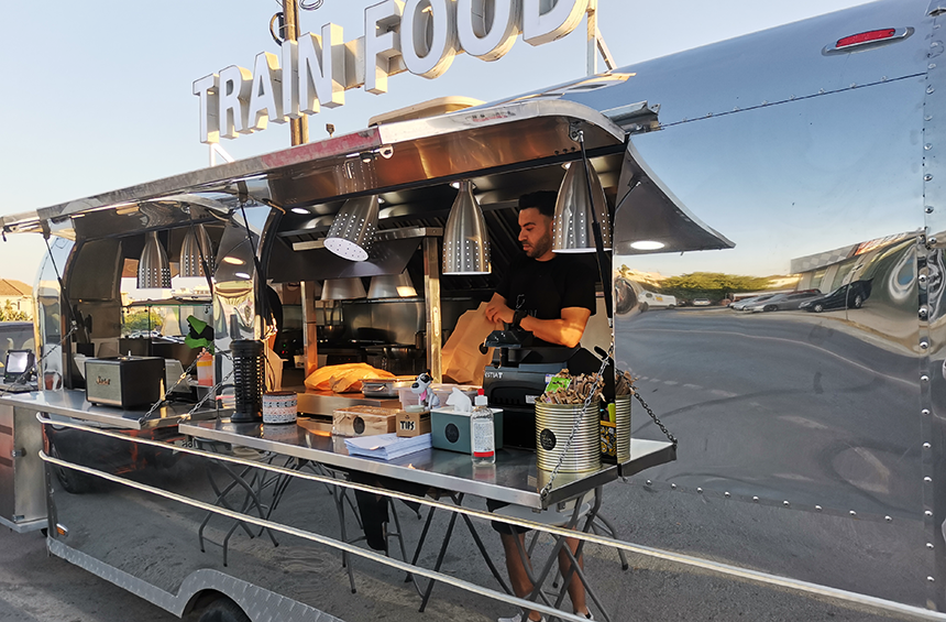 OPENING: Ένα πρωτοποριακό food truck που σερβίρει γκουρμέ γύρο!