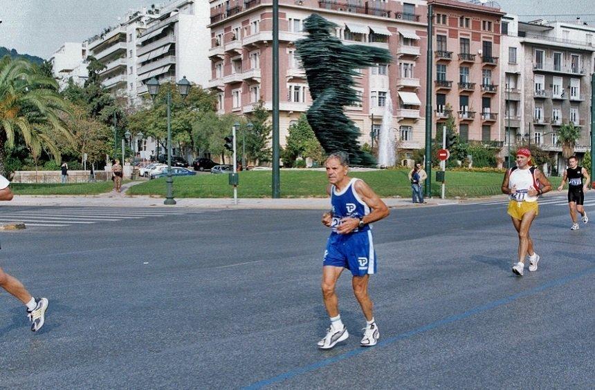 Με φόντο το πασίγνωστο γλυπτό του δρομέα στην Αθήνα