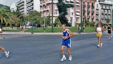 Με φόντο το πασίγνωστο γλυπτό του δρομέα στην Αθήνα