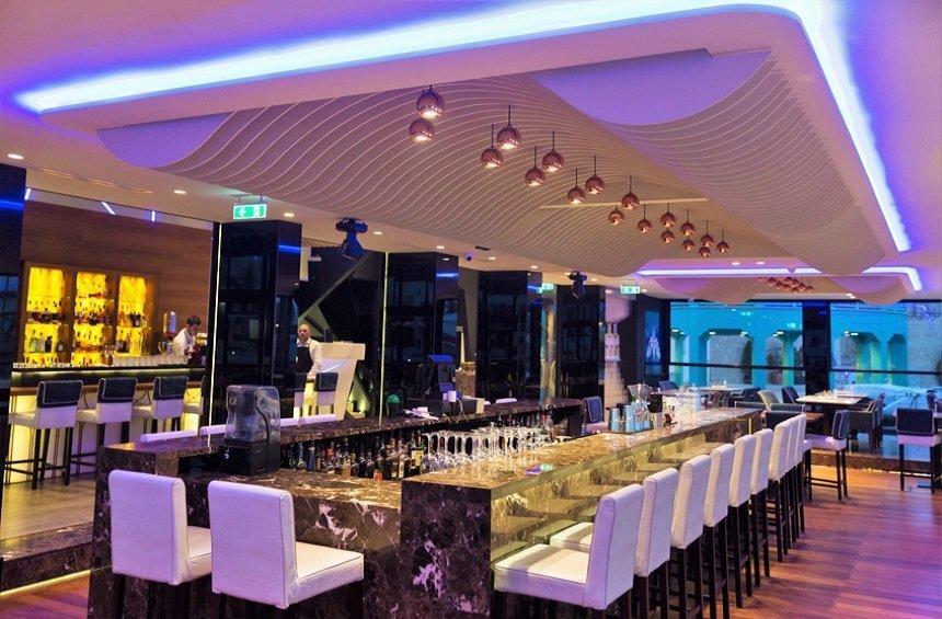 Marina Breeze: Το lounge bar, όπου νιώθεις ότι ταξιδεύεις με σκάφος!