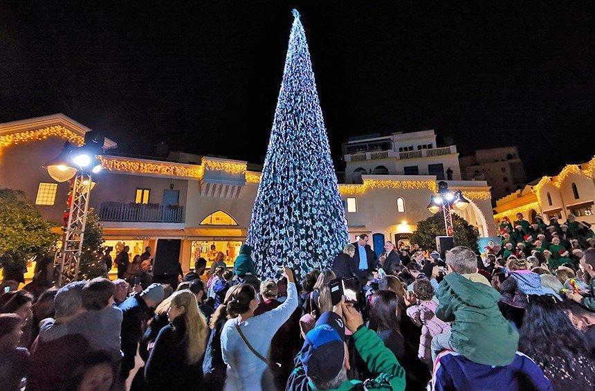 Χριστούγεννα πάνω θάλασσα με το ψηλότερο δέντρο της Λεμεσού!