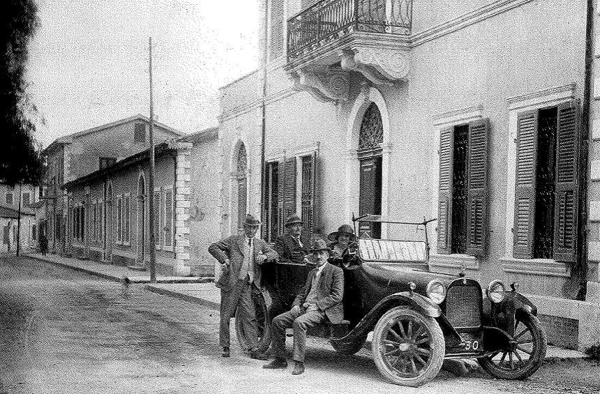 Ο Ν.Π. Λανίτης με το νέο του αυτοκίνητο, έξω από το σπίτι του Παναγή Πελενδρίτη (σήμερα εστιατόριο Αλιάδα). Φωτογραφία από το βιβλίο του Τάσου Ανδρέου.