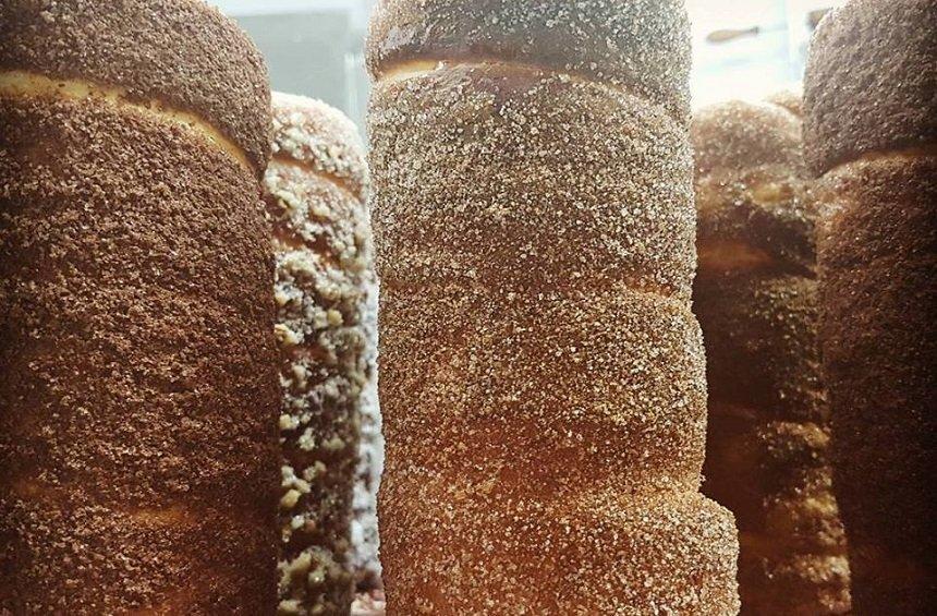 Chimney cakes: Τα αρωματικά κέικ - σωλήνας στη Λεμεσό, ψήνονται σε σούβλα!