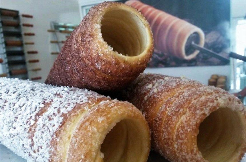 Chimney cakes: Τα αρωματικά κέικ - σωλήνας στη Λεμεσό, ψήνονται σε σούβλα!