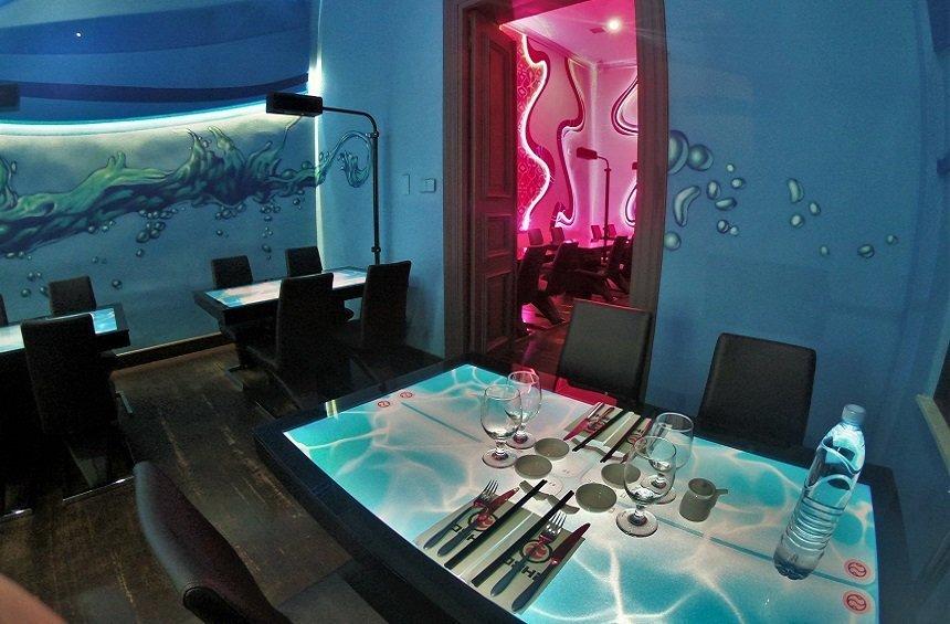 Oshi Asian: Το εστιατόριο της Λεμεσού με hight-tech τραπέζια από το μέλλον!