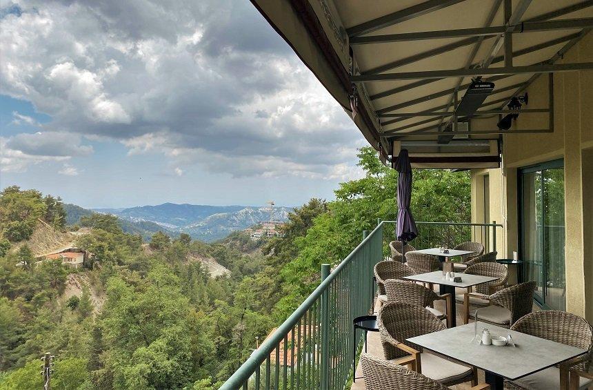Rendezvous Restaurant: Ένα υπέροχο μπαλκόνι, για να απολαύσεις εκλεκτή κουζίνα στο βουνό!
