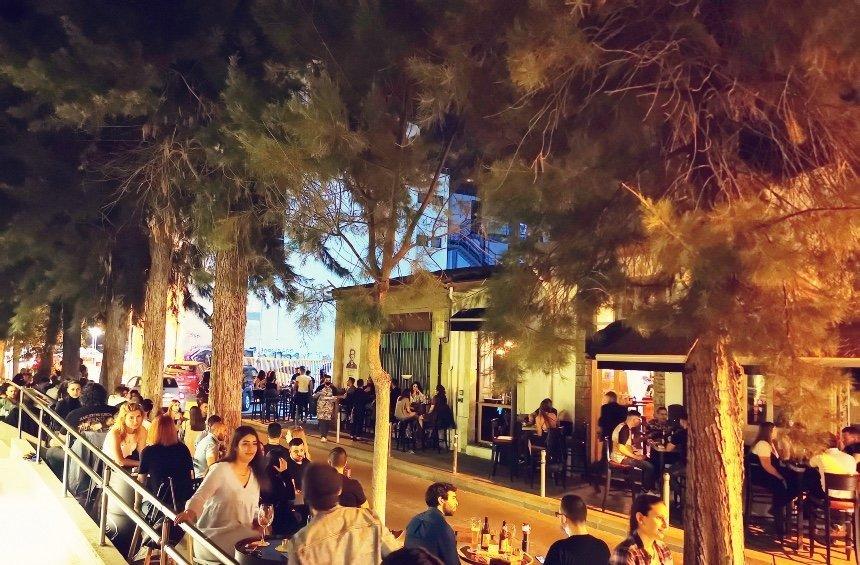 Poe Bar: Ένα ατμοσφαιρικό bar, που έγινε ένα σύγχρονο ορόσημο στην πόλη!