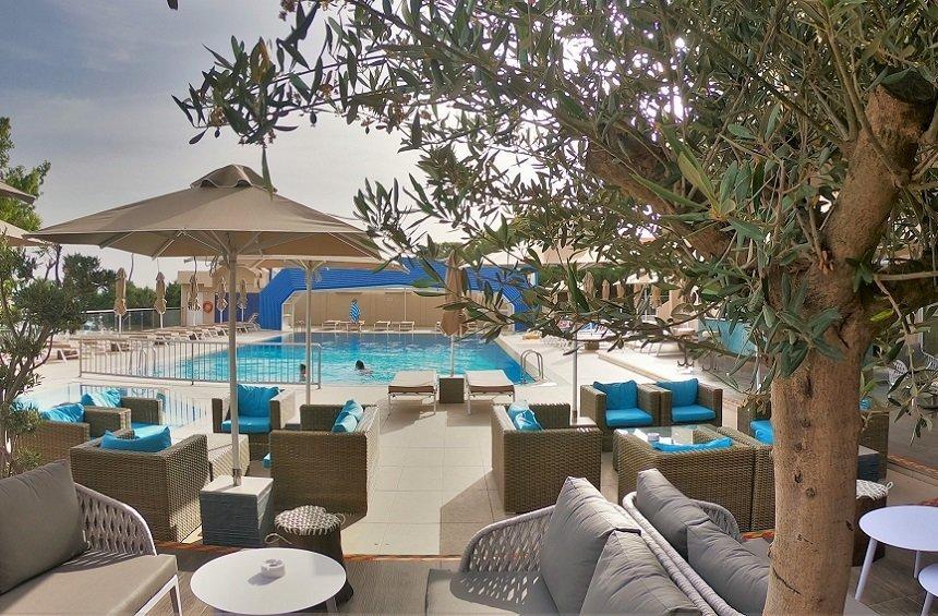 Trident Pool Bar: Ένα δροσερό καταφύγιο στη Λεμεσό, για χαλάρωση δίπλα στην πισίνα!