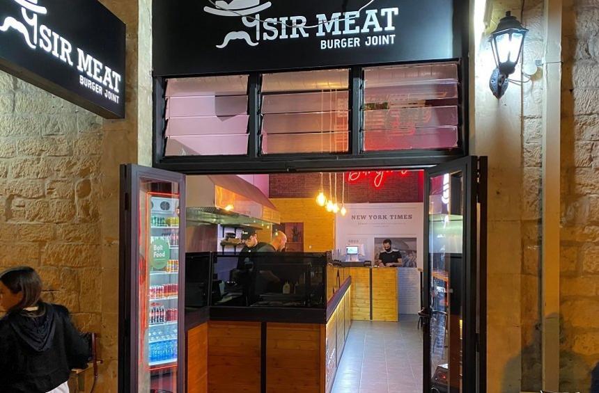 Sir Meat: Ένα μπεργκεράδικο που λάτρεψε η Λεμεσός, άνοιξε κατάστημα στην καρδιά της πόλης!