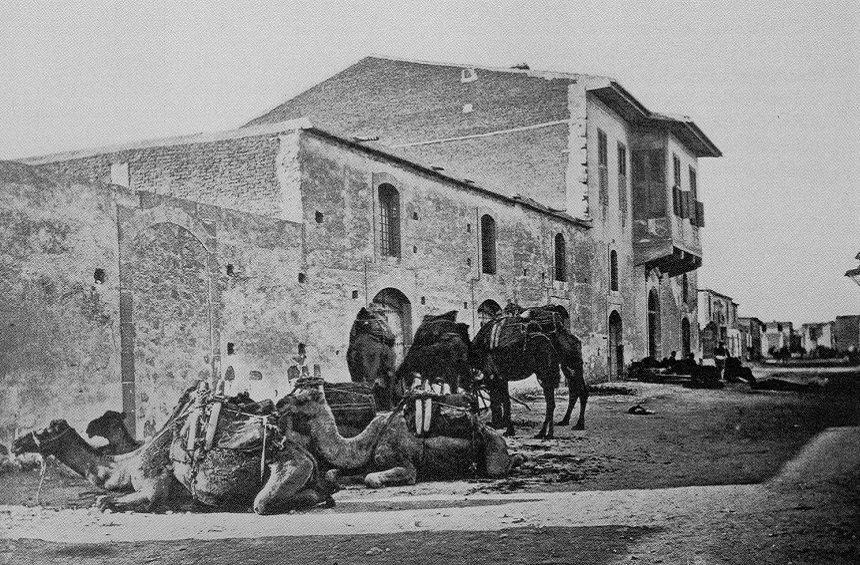Ο προ-πάππος της οικογένειας, Γεώργιος Σκυριανίδης, έκτισε την κατοικία του, με αποθήκες στο ισόγειο, επί του παραλιακού μετώπου στα τέλη του 19ου αιώνα.