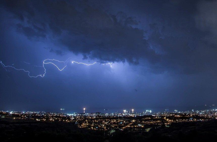 PHOTOS: Ποιος είναι ο νεαρός «κυνηγός κεραυνών» στη Λεμεσό;