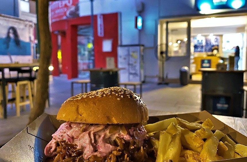 OPENING: Το νέο στέκι με κολασμένα burgers βρίσκεται στο κέντρο της Λεμεσού!
