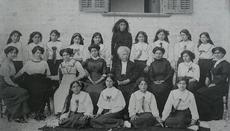 Μαθήτριες και καθηγήτριες του Παρθεναγωγείου, 1911. Στο κέντρο η διευθύντρια Πολυξένη Λοϊζιά. Φωτογραφία: Τάσος Ανδρέου