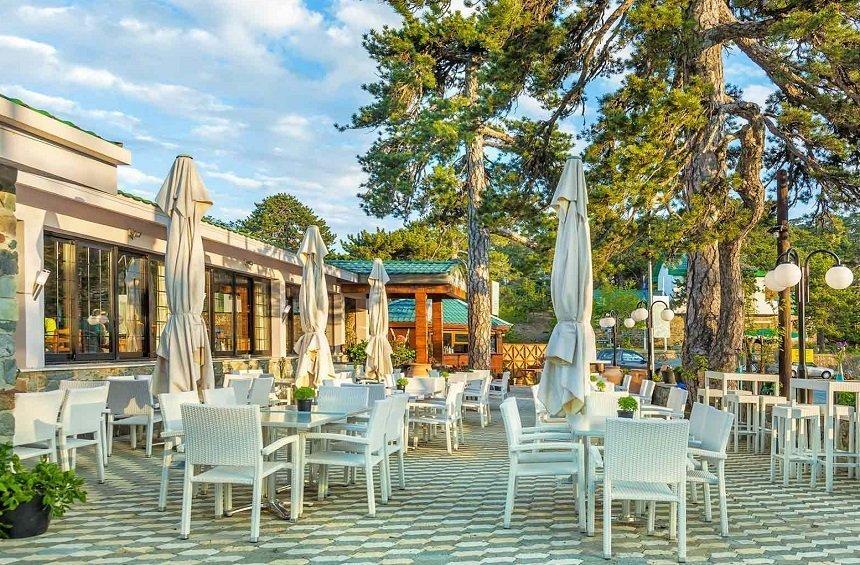 Troodos Hotel: Κυπριακή σούβλα στο βουνό, μέσα στην καρδιά του πευκοδάσους!