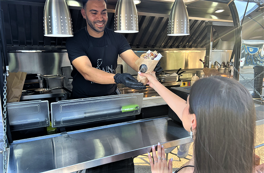 OPENING: Ένα πρωτοποριακό food truck που σερβίρει γκουρμέ γύρο!