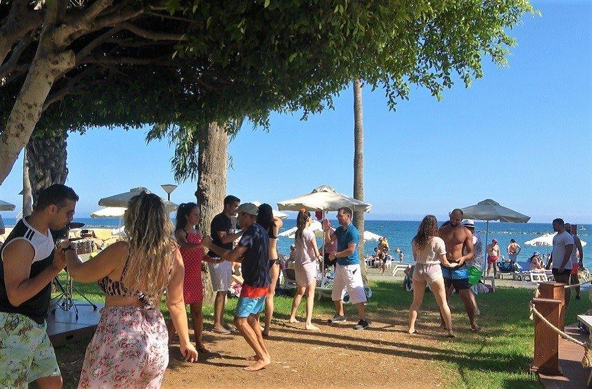 Wanax Bar: Το ethnic beach bar, που έκανε μια ακτή της Λεμεσού να θυμίζει κάτι από Κούβα!