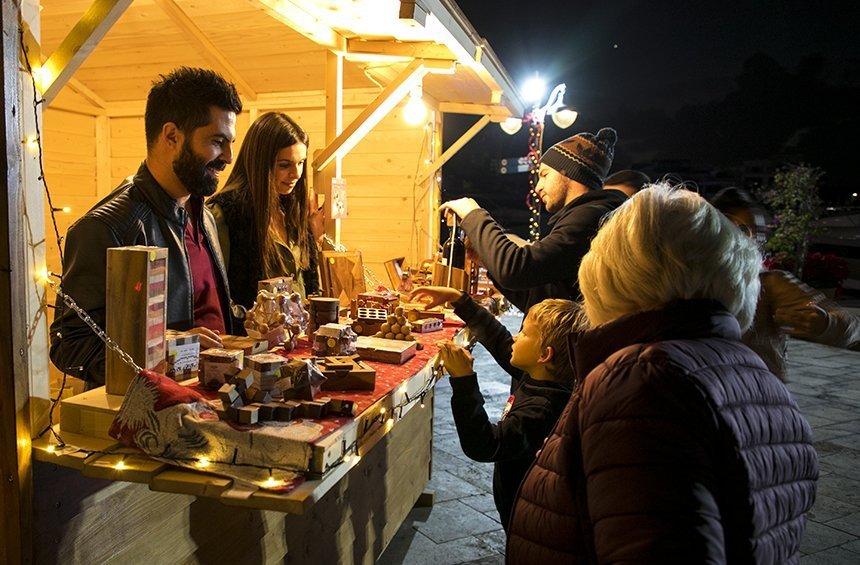 Χριστούγεννα πάνω θάλασσα με το ψηλότερο δέντρο της Λεμεσού!