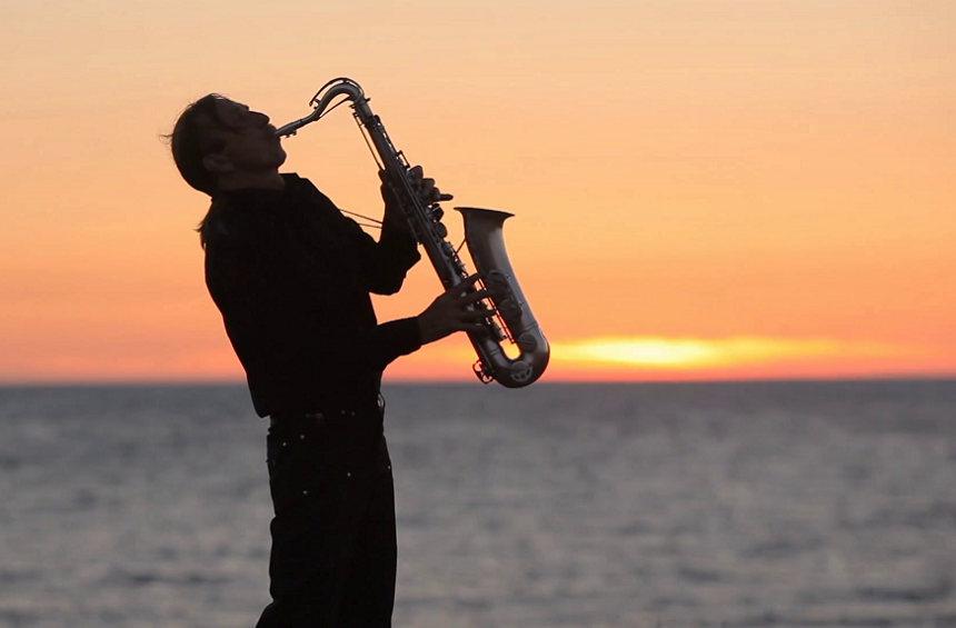 Плачущий саксофон. Саксофонист на закате. Саксофон море закат. Саксофонист на море. Саксофон на пляже.