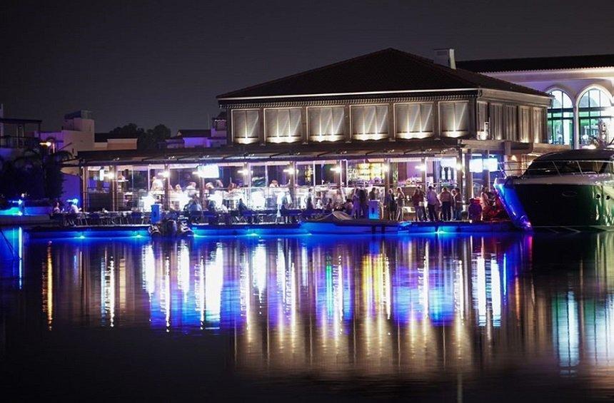 Marina Breeze: The lounge bar that feels like you're floating on a boat!