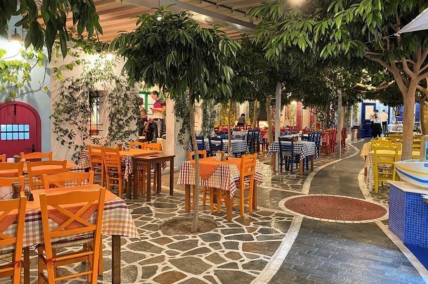 PHOTOS: A beautiful tavern in Limassol, reminiscent of an island neighborhood!