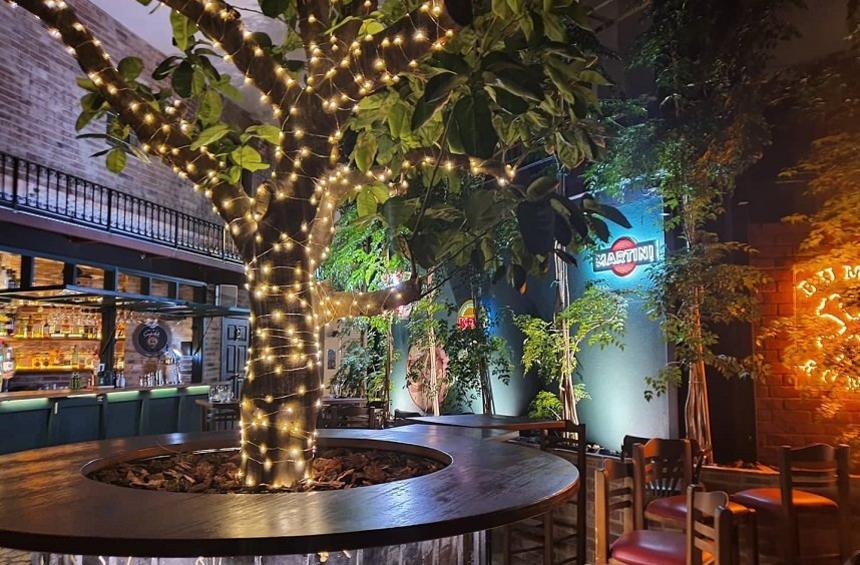 Sherlock's Home Bar: A garden for all seasons, for food and drinks in the city center!