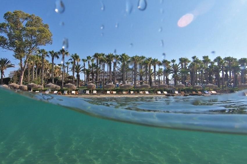 PHOTOS + VIDEO: A quiet beach against the exotic backdrop of Limassol, for ultimate relaxation!