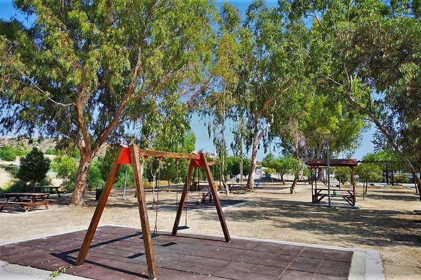 PHOTOS:  A beautiful park for long walks and play in the shade of eucalyptus trees!