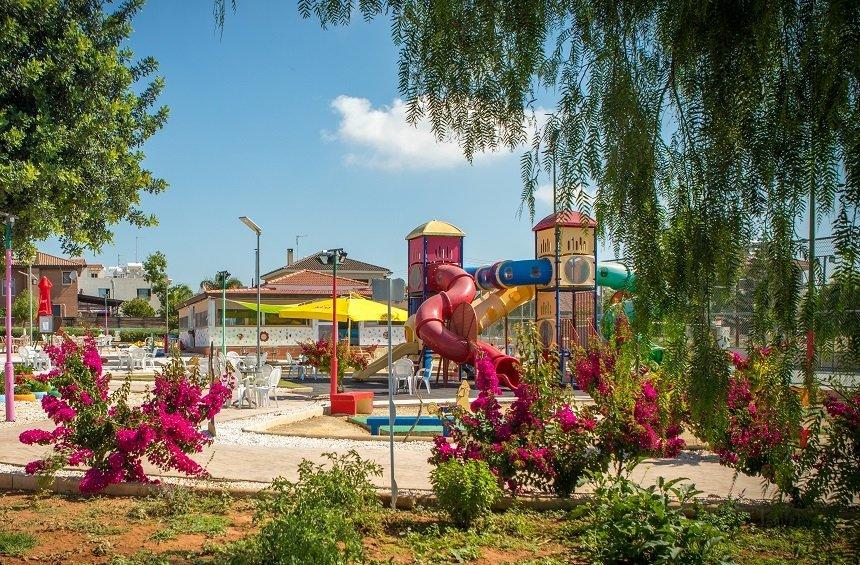 33 dining and coffee spots in Limassol, with a playground!