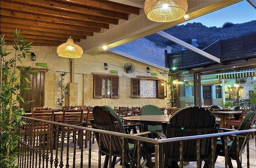 Symposio: A tavern that stood out in mountainous Limassol, has also moved to the coast!