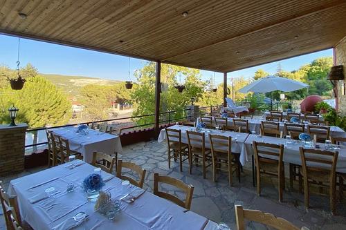 Ambelothea Tavern: Traditional food with a view of Omodos and its vineyards!