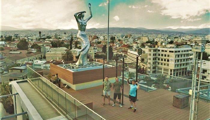 3 restless young men climbed at the Porto Bello roof with the Mermaid...