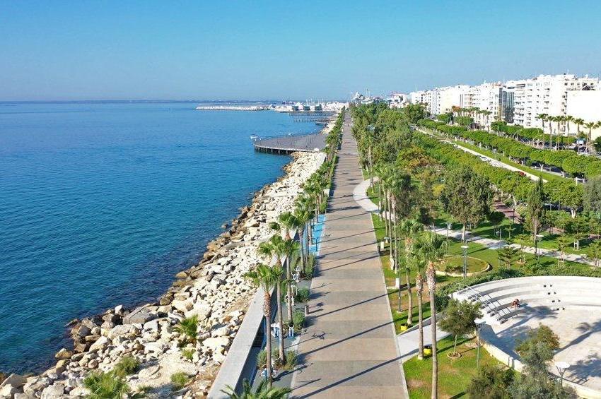 PHOTOS + VIDEO: An outdoor gym in Limassol, with idyllic views!