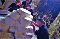PHOTOS: A gigantic, 500-kg wedding cake in Limassol!