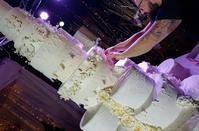 PHOTOS: A gigantic, 500-kg wedding cake in Limassol!