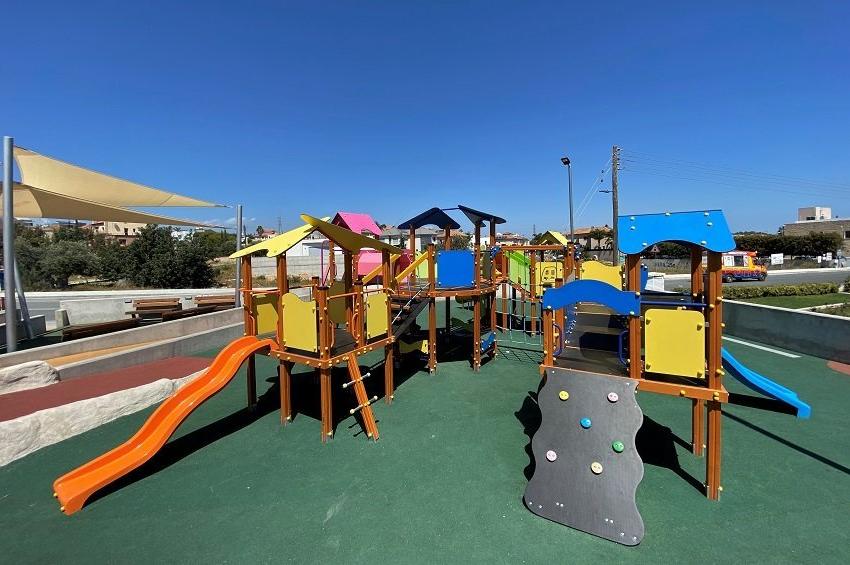 PHOTOS: A park with 2 modern play areas, just 5 minutes from Limassol!