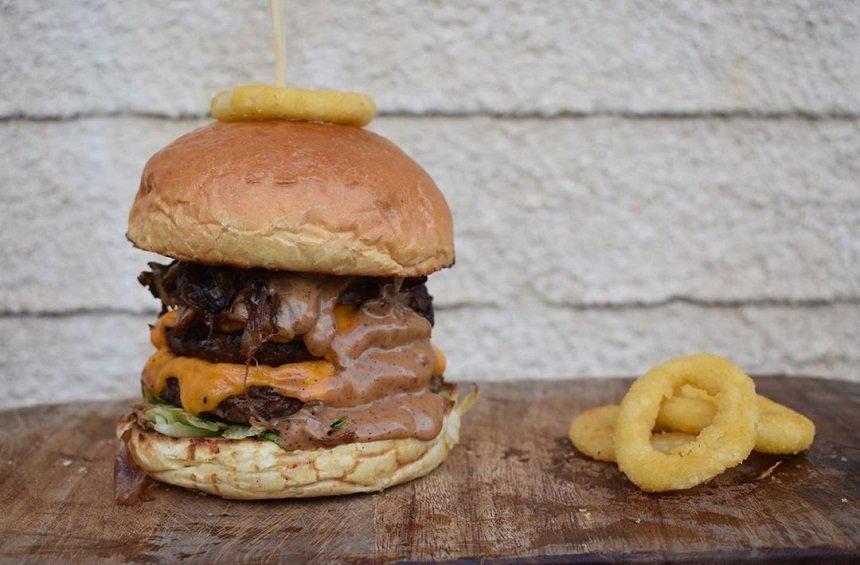 OPENING: A new truck in Limassol that makes amazing, juicy burgers!