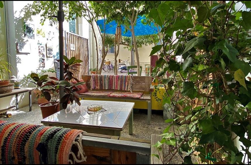 Le Chat Coffee House: A little coffee shop with a wonderful courtyard on a quiet pedestrian street in Limassol!