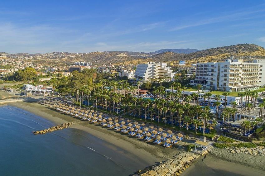 A luxury hotel by the beach, amidst tropical gardens!