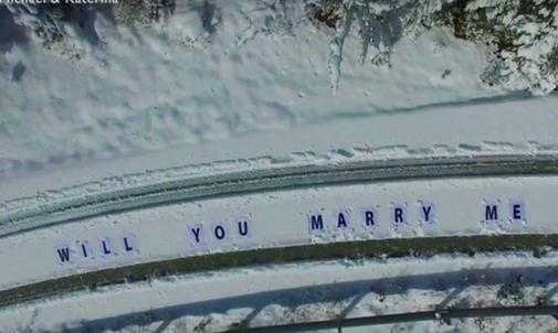 VIDEO: He climbed up on the snowy Troodos to propose to his chosen one