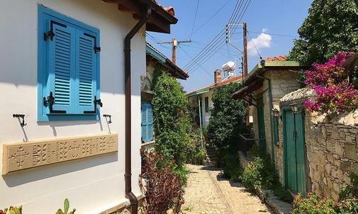 Lania: The charming village with a name that became a bone of contention!