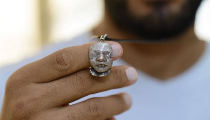 PHOTOS: How did a young man in Limassol design a pendant with the figure of his unborn child!