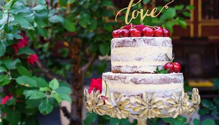 We are tasting impressive wedding cakes for an entire Weekend!