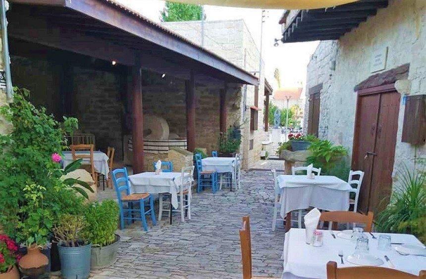 Stoa Aristotelous: A picturesque tavern in the village, in an alley straight out of a fairy tale!