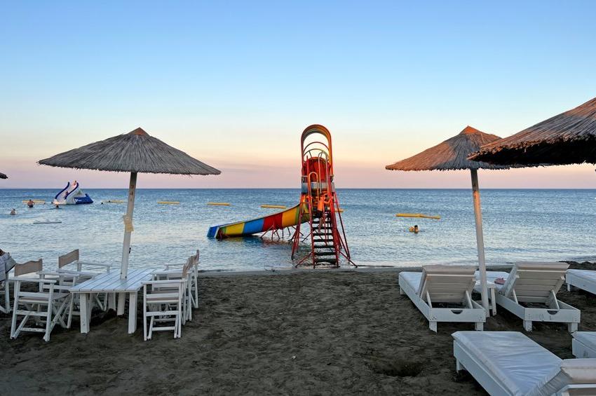 A Limassol beach to enjoy, from day to night!