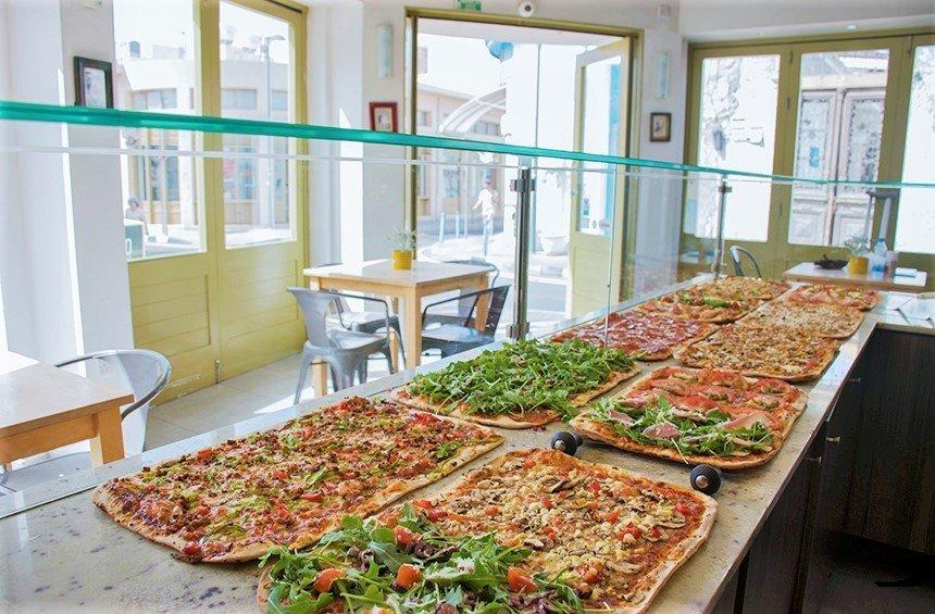 PHOTOS: This place in Limassol, makes and serves pizza per meter!