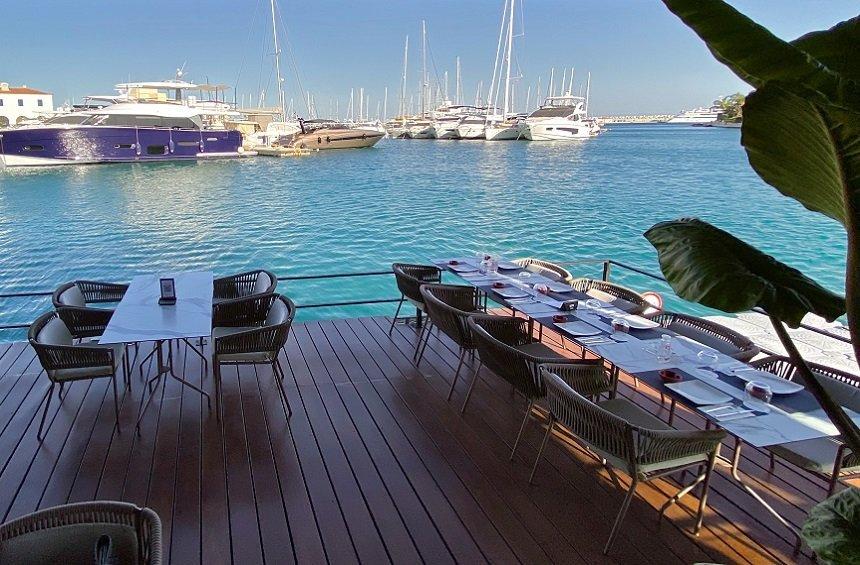 Marina Breeze: The lounge bar that feels like you're floating on a boat!