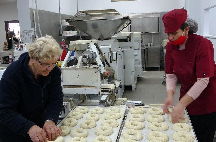 Arkatena Fotini: A family of 4 generations honoring the delicious bread of Omodos!