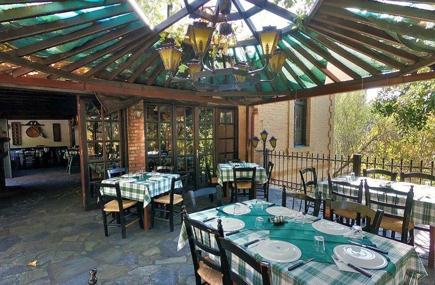 Phini Tavern: A space with an idyllic atmosphere and traditional flavors in the village!