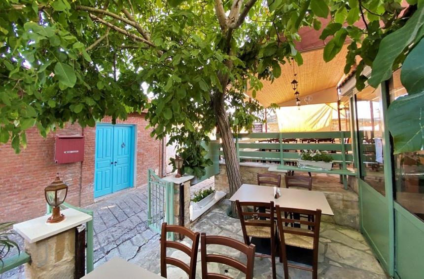 Themistocles' Courtyard: A tavern with a 100% family atmosphere and homemade food!