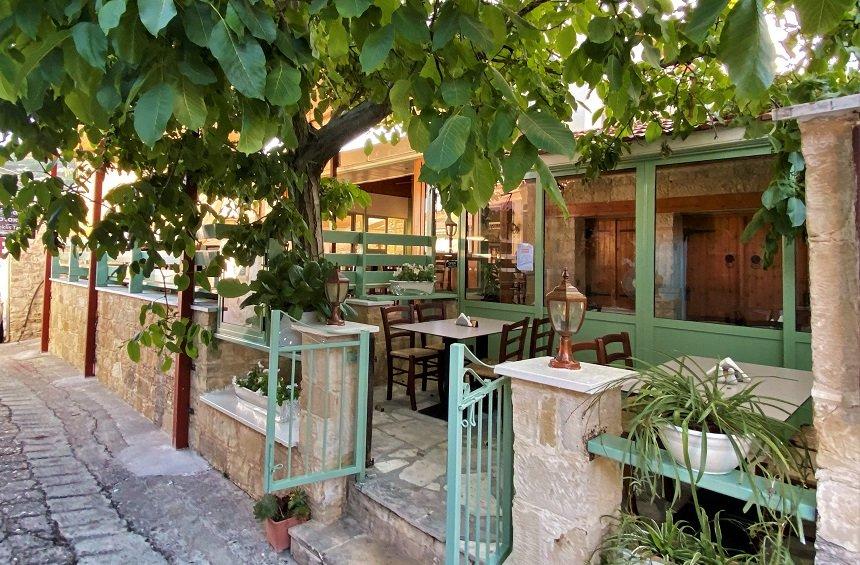 I Avli tou Themistokli: A tavern with a 100% family atmosphere and homemade food!
